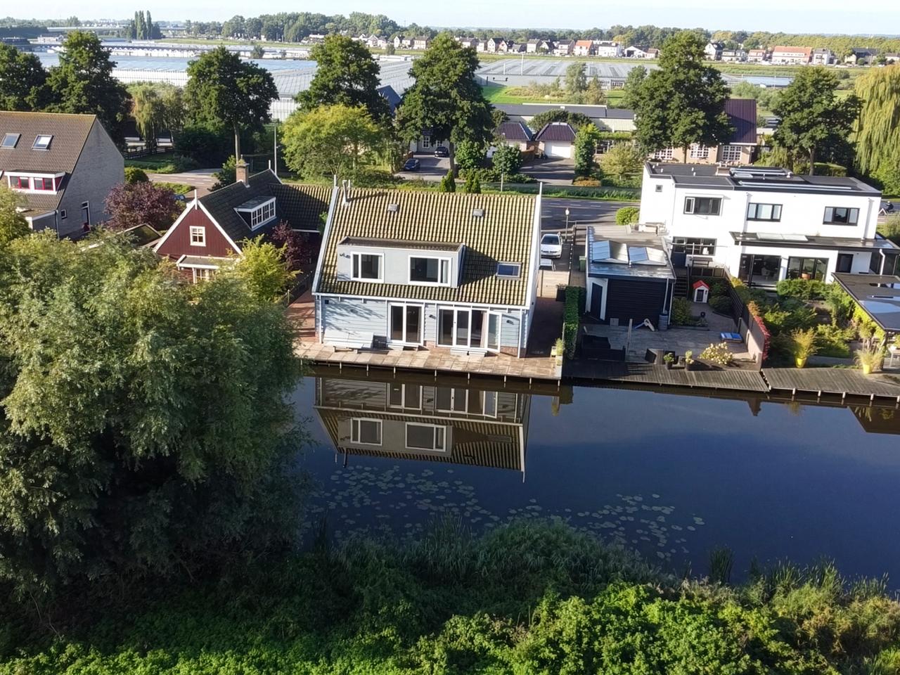 Detached Waterfront Living in Amsterdam - Image 45