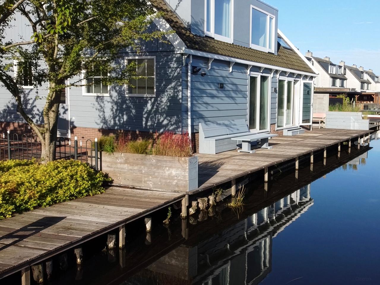 Detached Waterfront Living in Amsterdam - Image 46