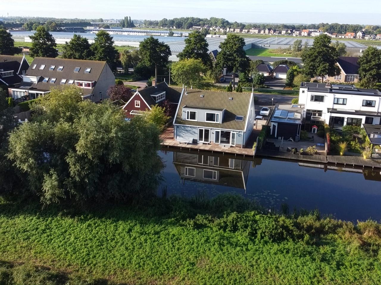 Detached Waterfront Living in Amsterdam - Image 47
