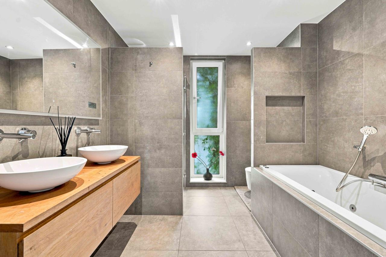 155 m² of living space, five bedrooms - Image 13