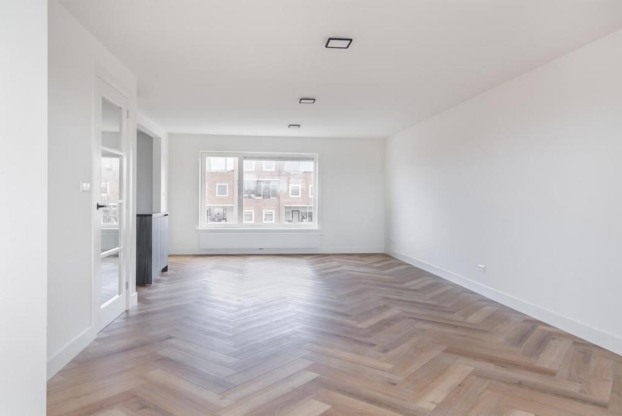 96 m² apartment with loggia & herringbone floor - Image 1