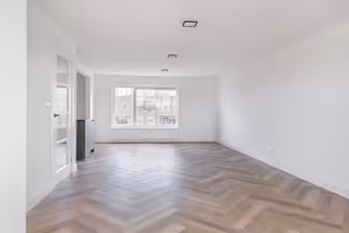 96 m² apartment with loggia & herringbone floor