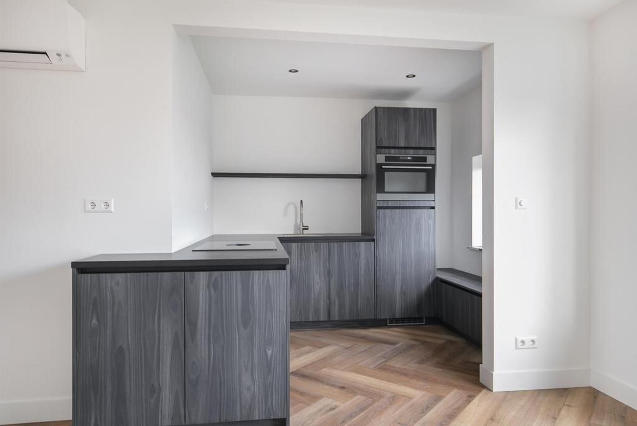 96 m² apartment with loggia & herringbone floor - Image 5