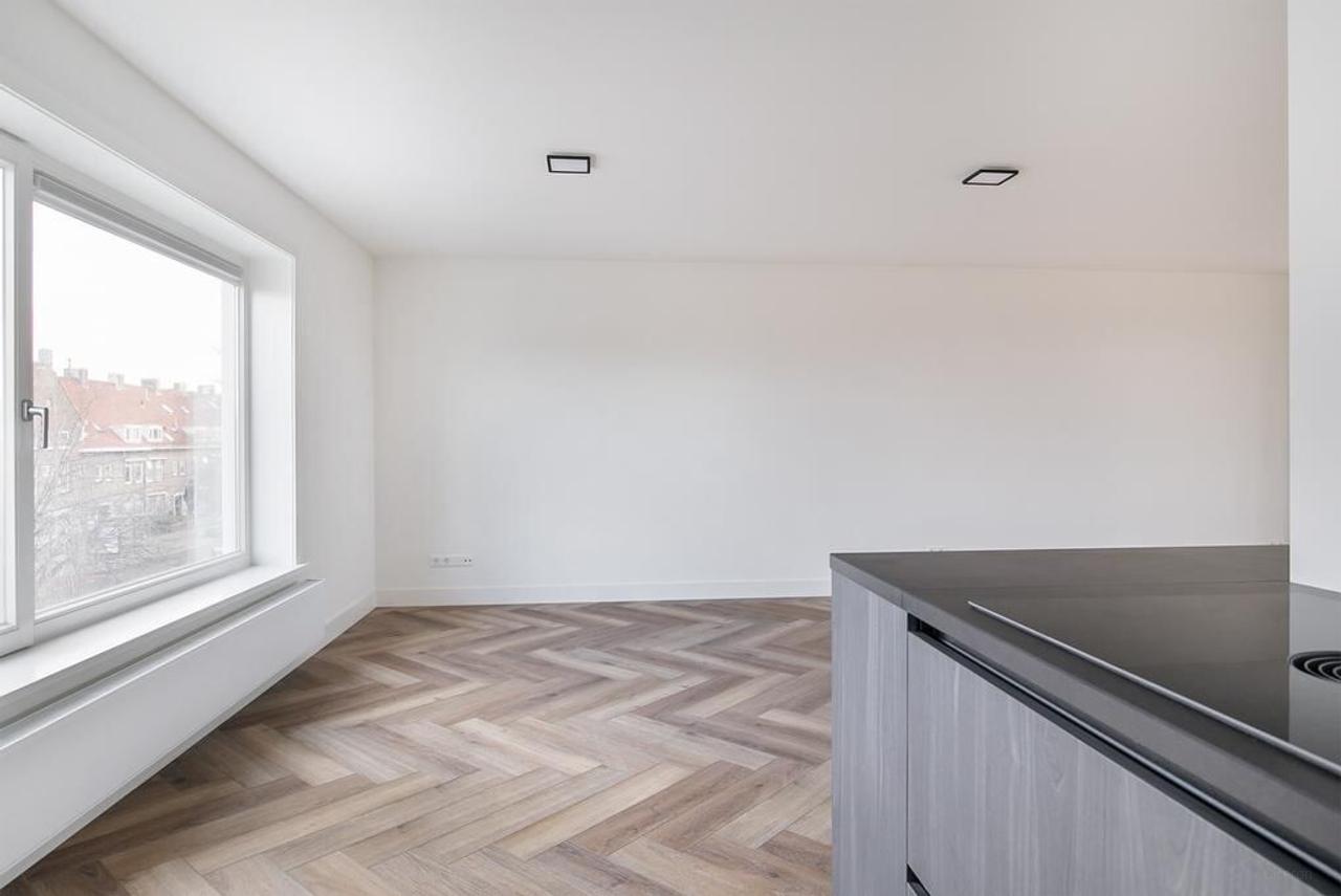 96 m² apartment with loggia & herringbone floor - Image 7