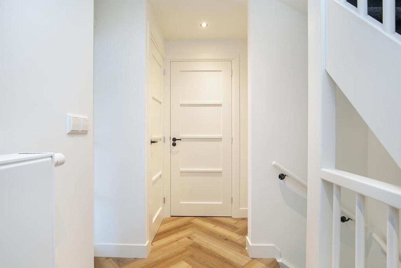 96 m² apartment with loggia & herringbone floor - Image 10