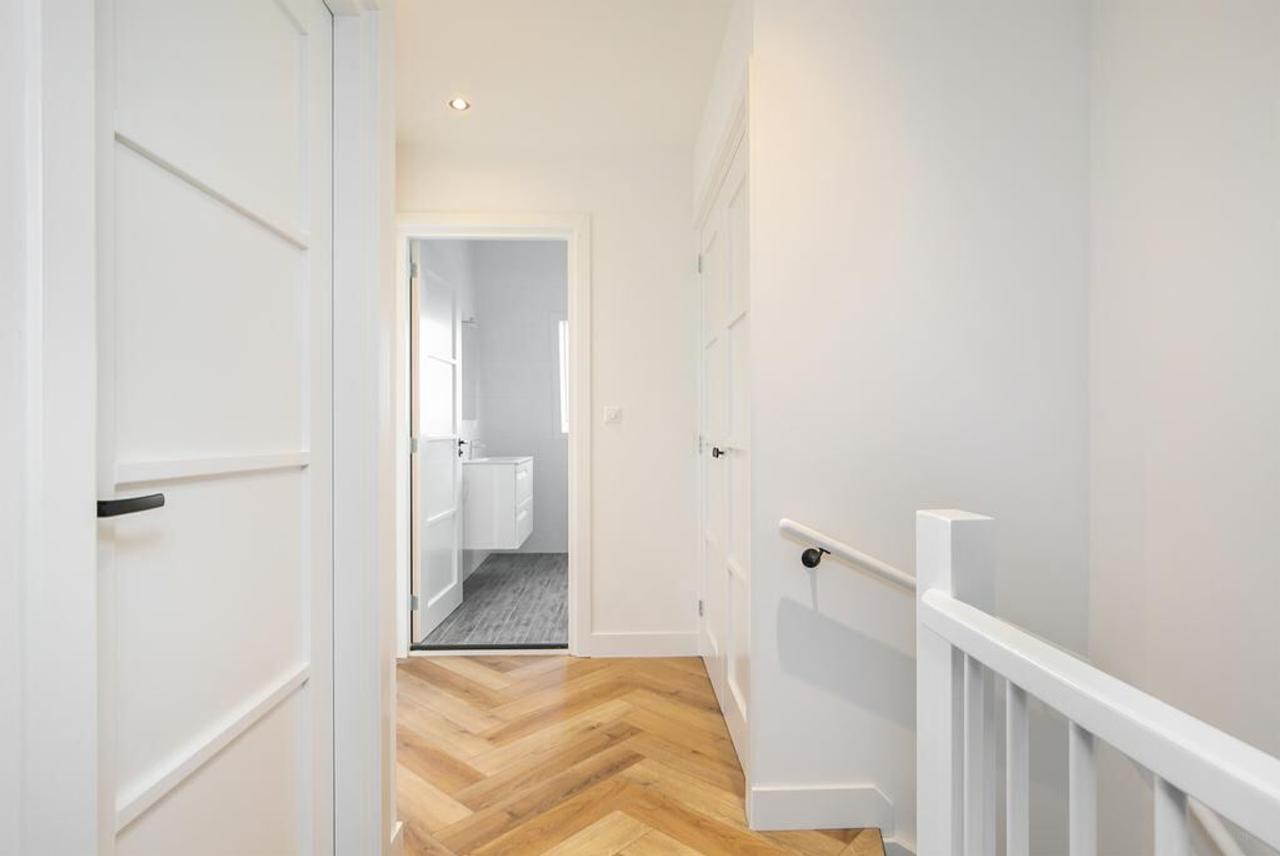 96 m² apartment with loggia & herringbone floor - Image 11