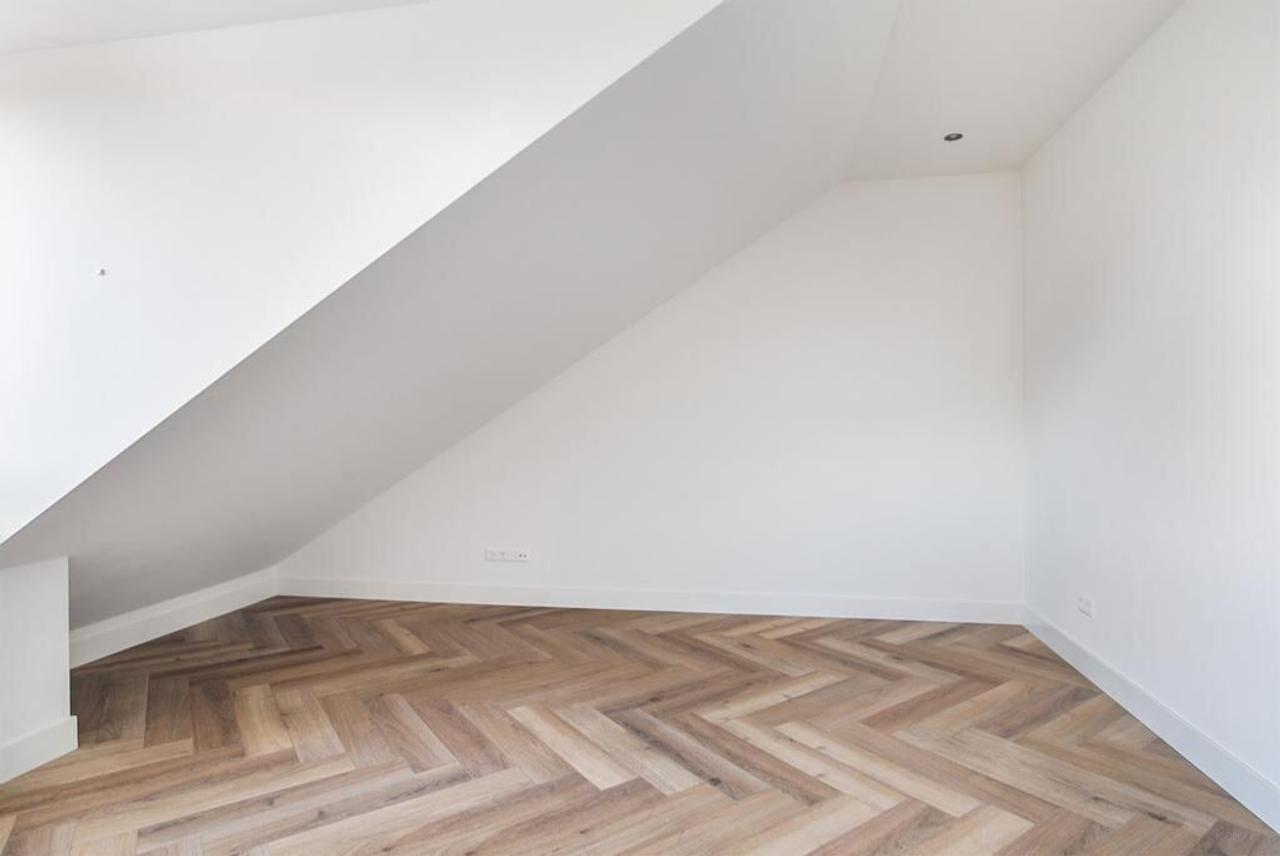 96 m² apartment with loggia & herringbone floor - Image 12