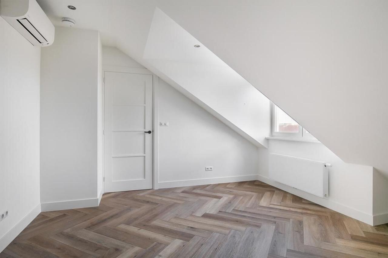 96 m² apartment with loggia & herringbone floor - Image 13