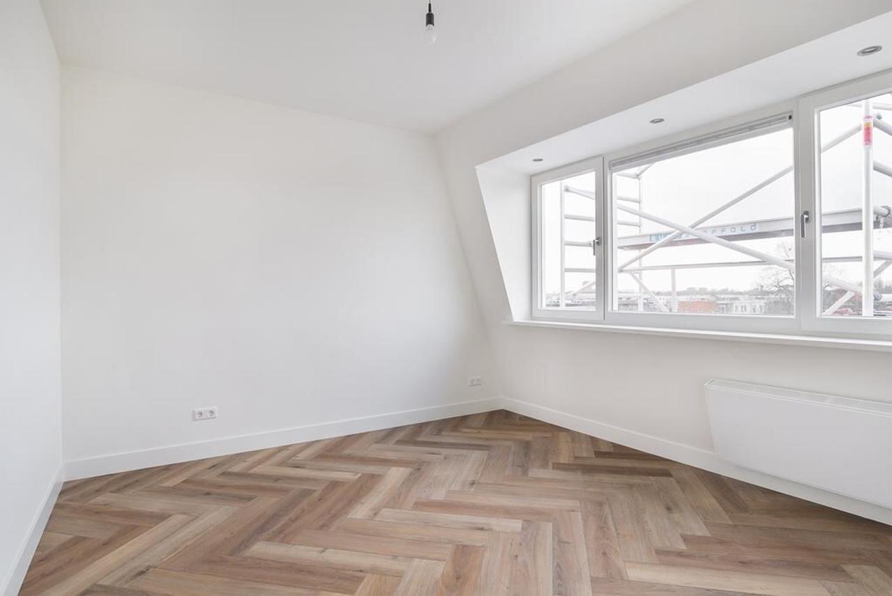 96 m² apartment with loggia & herringbone floor - Image 14