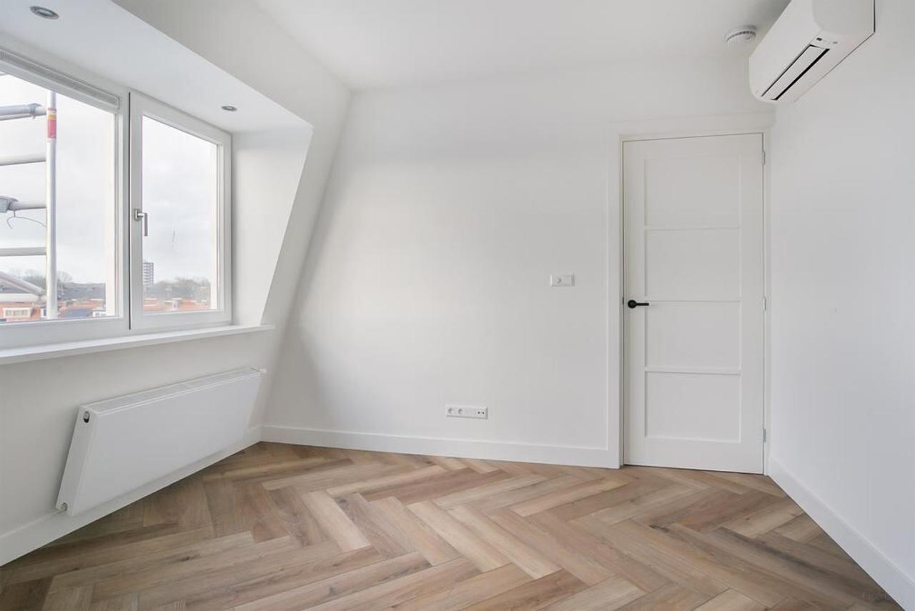 96 m² apartment with loggia & herringbone floor - Image 15