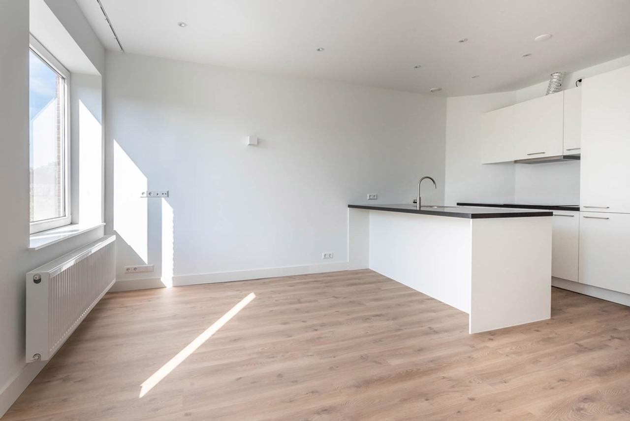 Bright 2-Bedroom Apartment with Balcony - Image 1