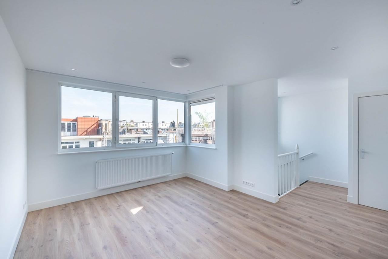 Bright 2-Bedroom Apartment with Balcony - Image 2