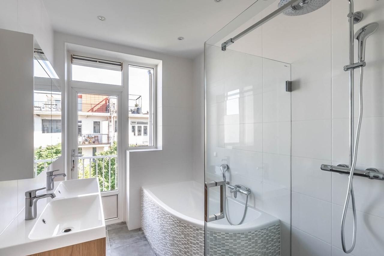 Bright 2-Bedroom Apartment with Balcony - Image 3