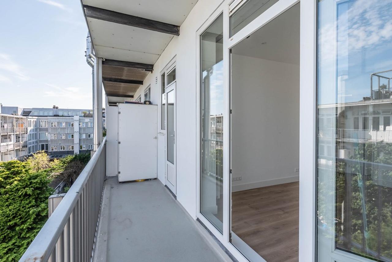 Bright 2-Bedroom Apartment with Balcony - Image 4