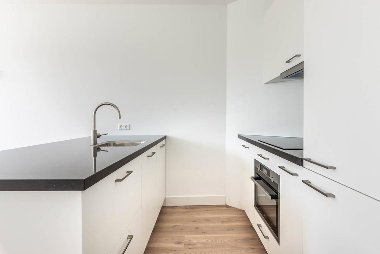 Bright 2-Bedroom Apartment with Balcony - Image 6