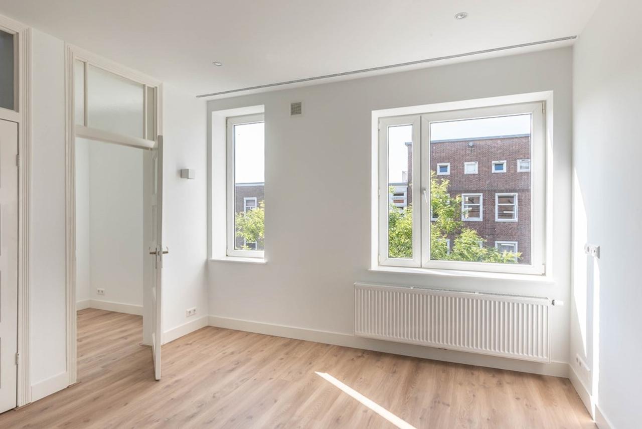 Bright 2-Bedroom Apartment with Balcony - Image 7