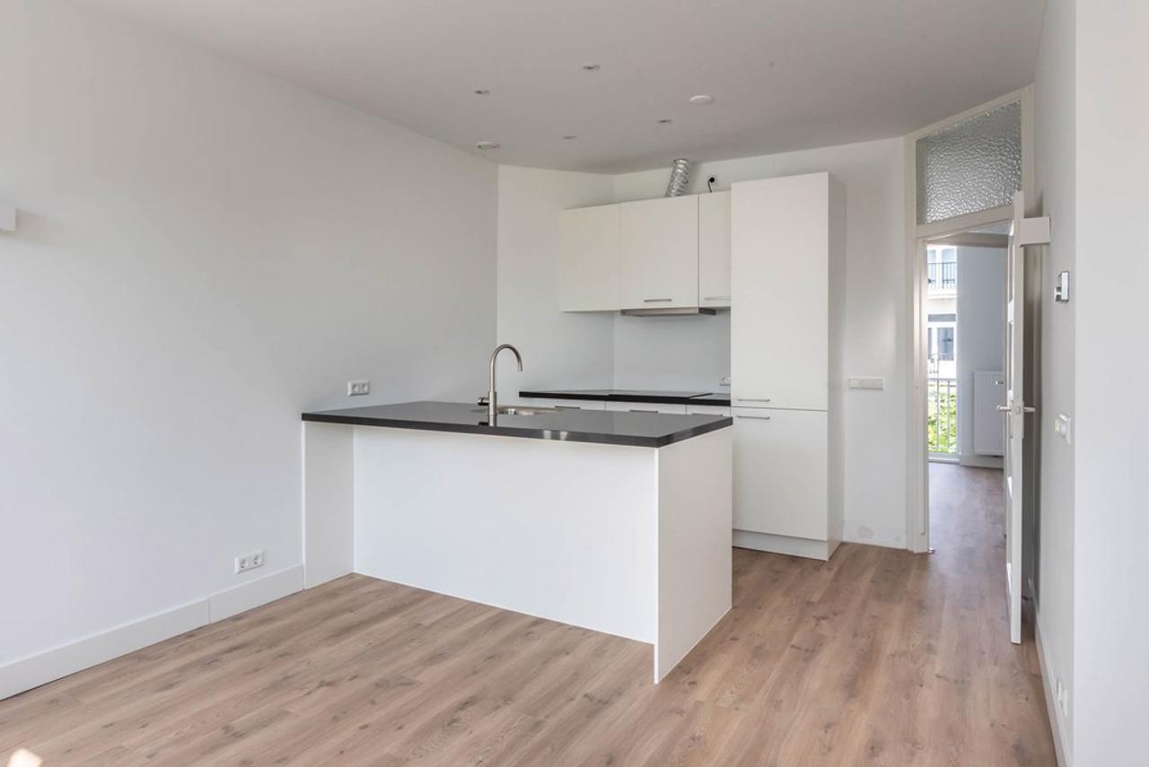 Bright 2-Bedroom Apartment with Balcony - Image 8