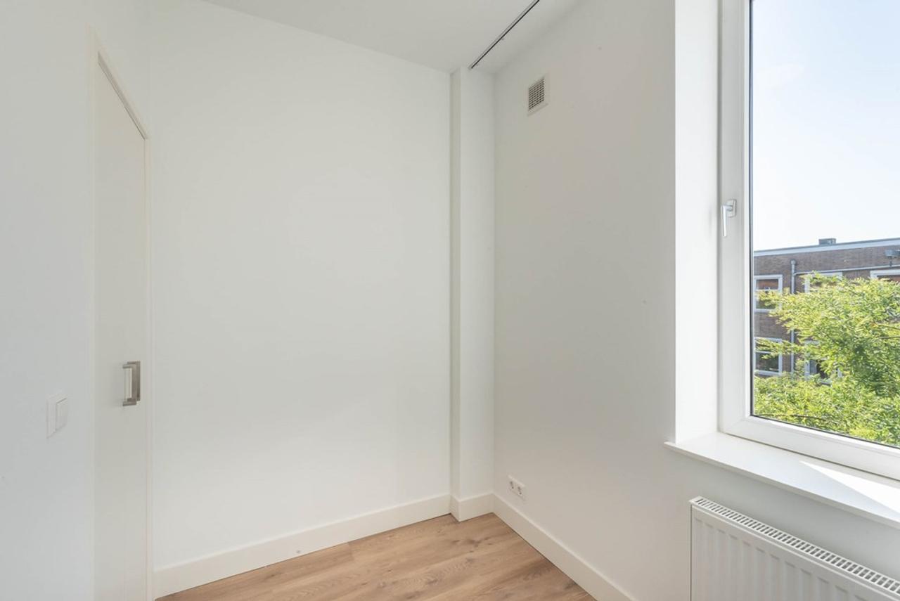 Bright 2-Bedroom Apartment with Balcony - Image 15