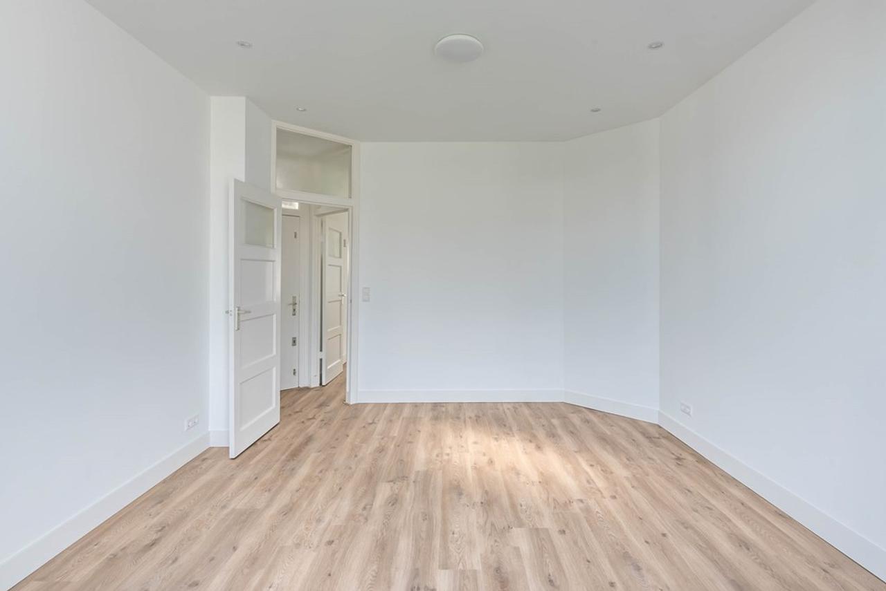 Bright 2-Bedroom Apartment with Balcony - Image 19