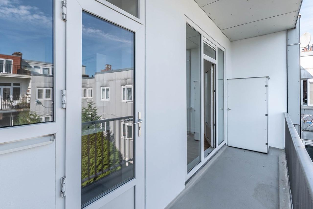 Bright 2-Bedroom Apartment with Balcony - Image 21