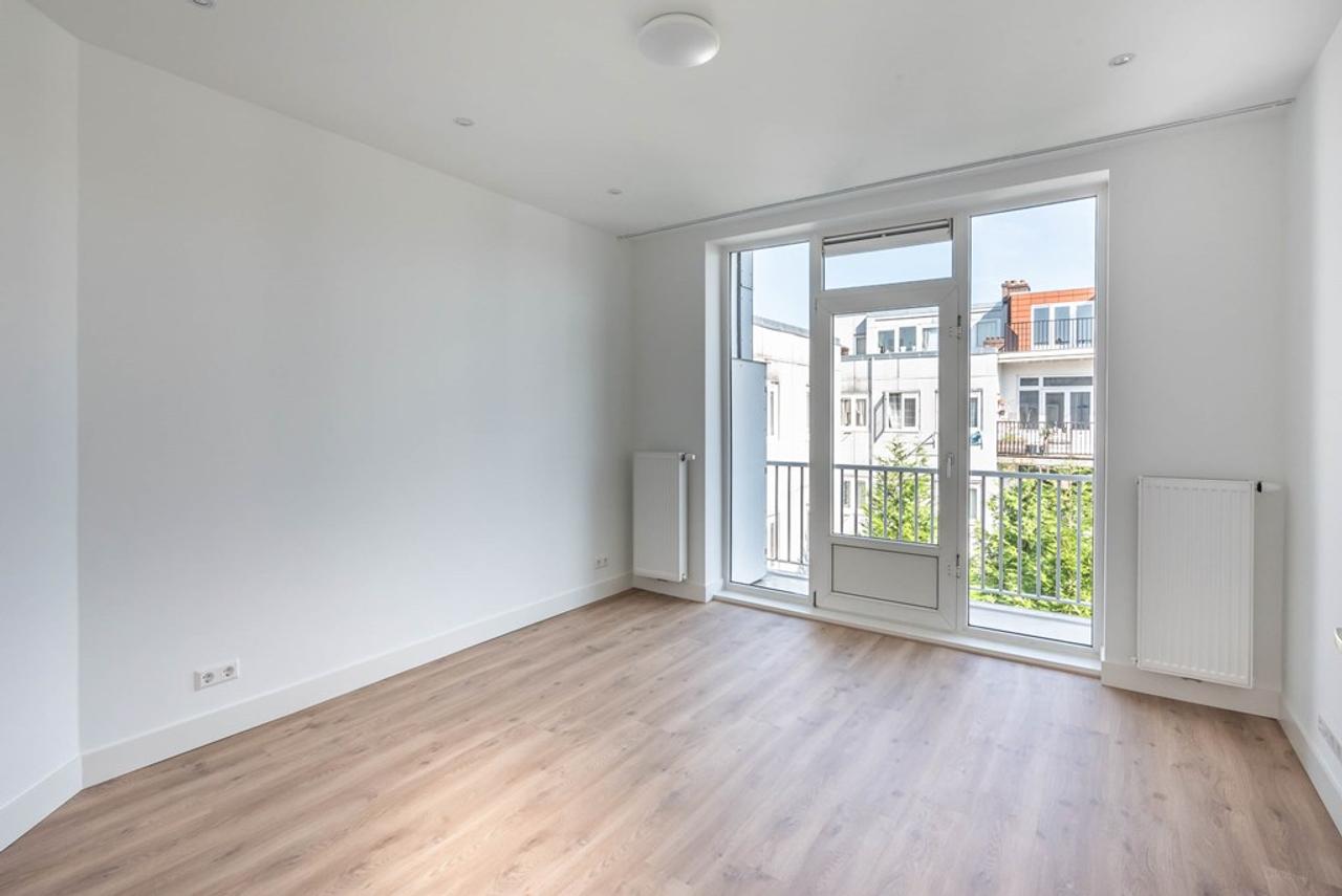 Bright 2-Bedroom Apartment with Balcony - Image 24