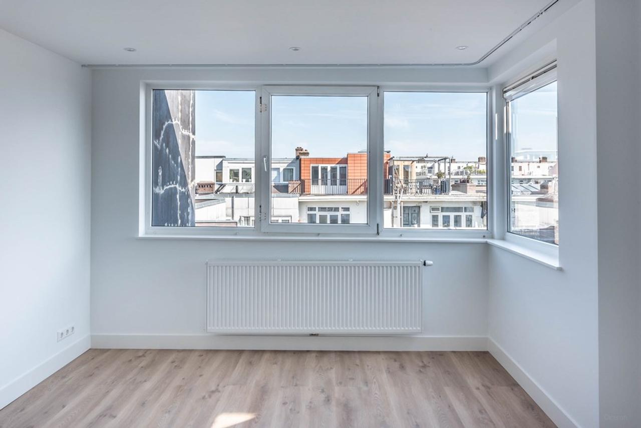 Bright 2-Bedroom Apartment with Balcony - Image 30