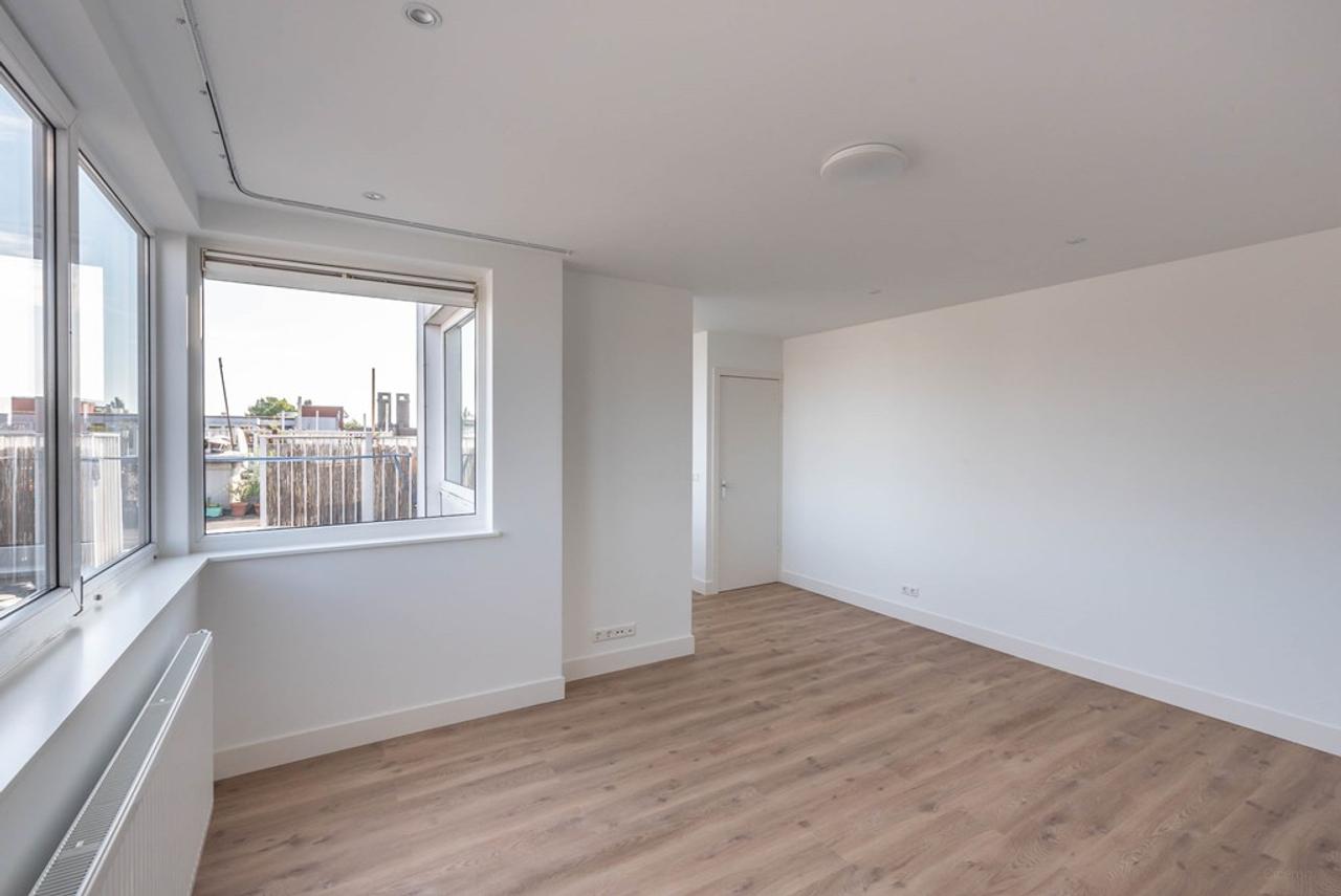 Bright 2-Bedroom Apartment with Balcony - Image 31