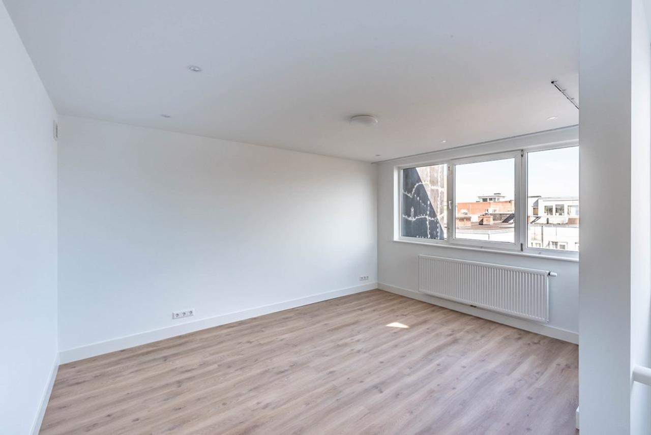 Bright 2-Bedroom Apartment with Balcony - Image 32