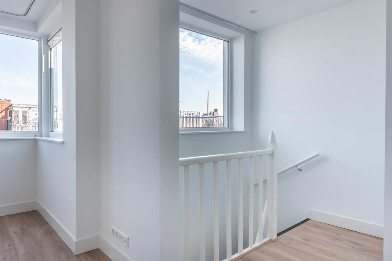 Bright 2-Bedroom Apartment with Balcony - Image 33