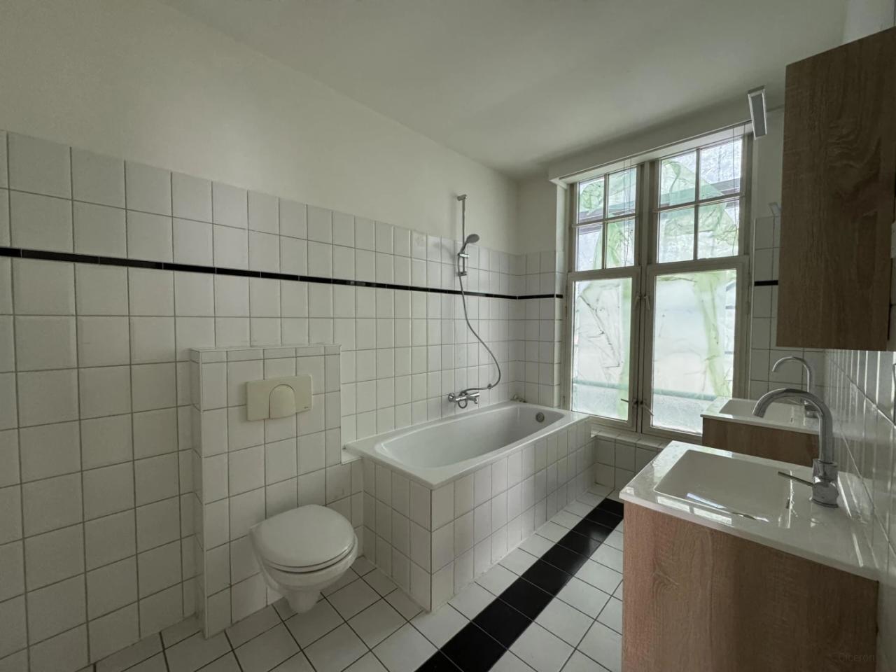 Balcony and 87 m² on Mathenesserlaan - Image 4