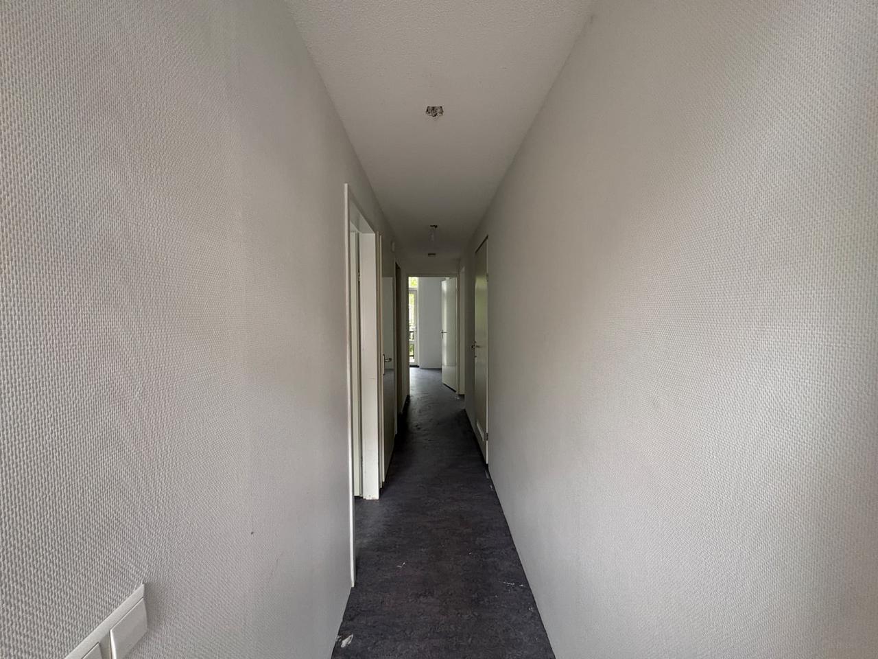 3-Room Apartment with Garden in Rotterdam - Image 2