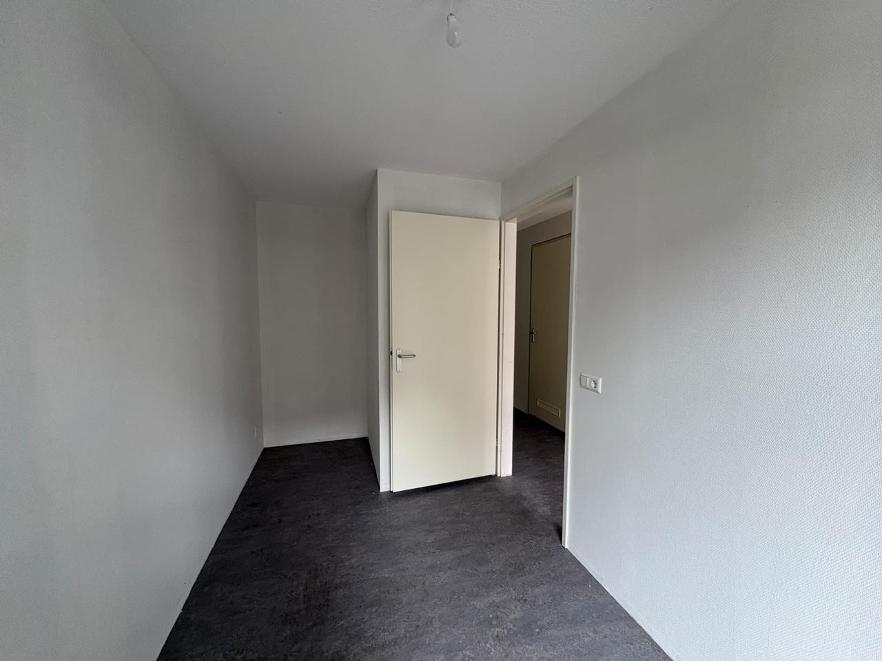 3-Room Apartment with Garden in Rotterdam - Image 4