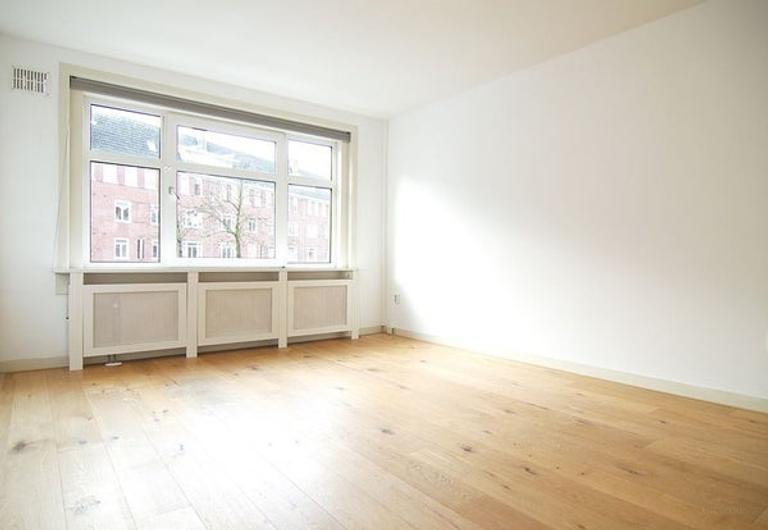 Bright 2-Bedroom Apartment Near Two Parks - Image 2