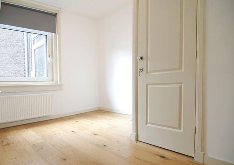 Bright 2-Bedroom Apartment Near Two Parks - Image 9