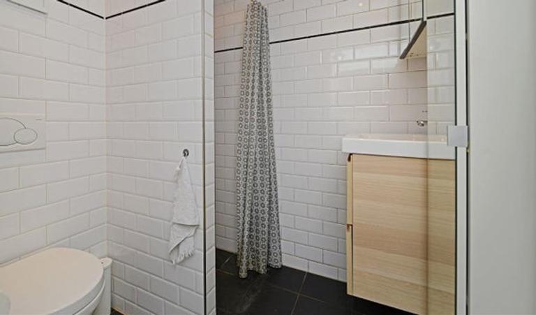 Bright 2-Bedroom Apartment Near Two Parks - Image 11