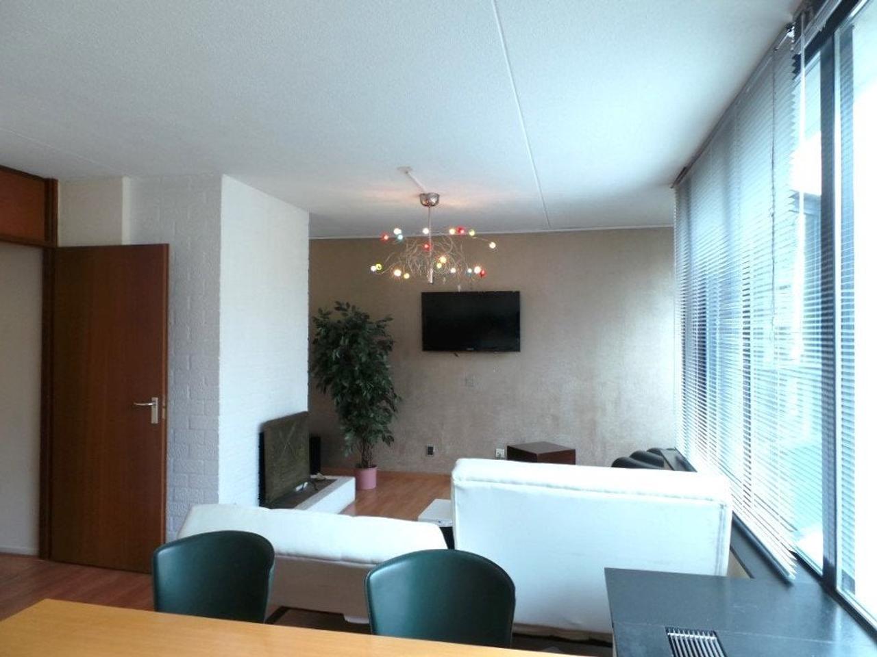 Gemeubileerd 2-kamerappartement met balkon - Afbeelding 2