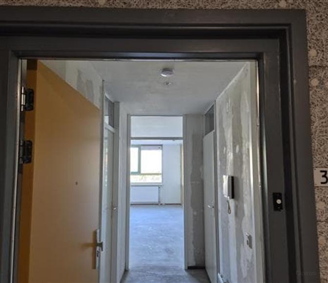 Two-room apartment with loggia in Kralingen - Image 2