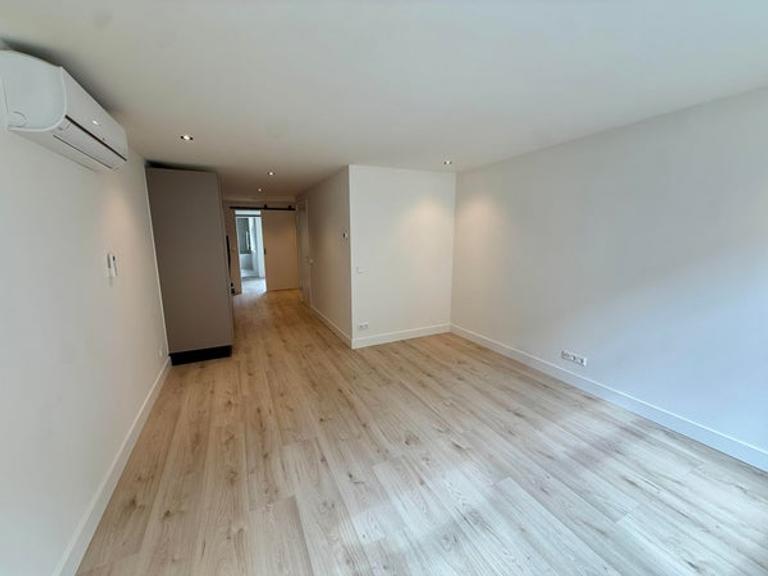 Bright one-bedroom apartment in the Jordaan - Image 4