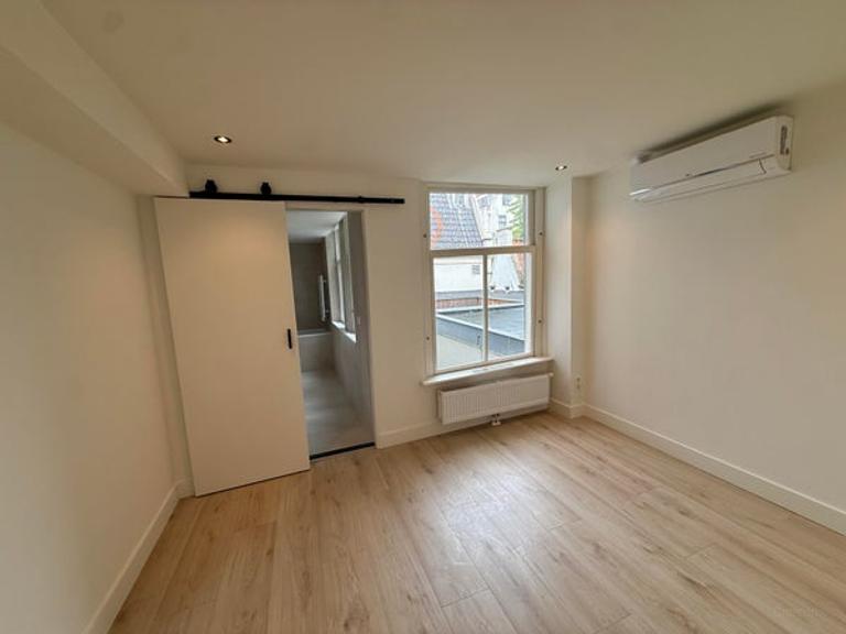 Bright one-bedroom apartment in the Jordaan - Image 5