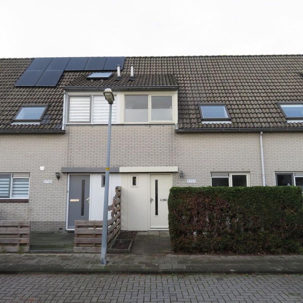 Family home with 3 bedrooms and attic - Image 1