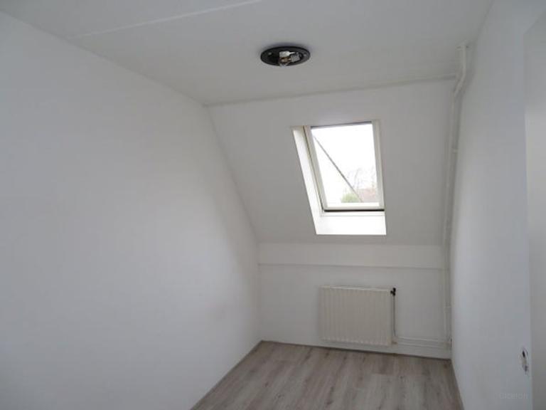Family home with 3 bedrooms and attic - Image 2
