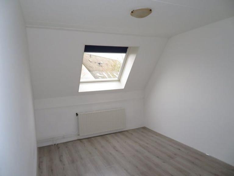 Family home with 3 bedrooms and attic - Image 3