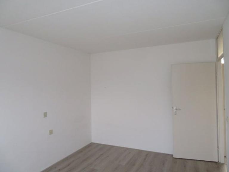 Family home with 3 bedrooms and attic - Image 4