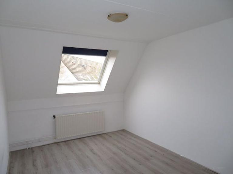 Family home with 3 bedrooms and attic - Image 5