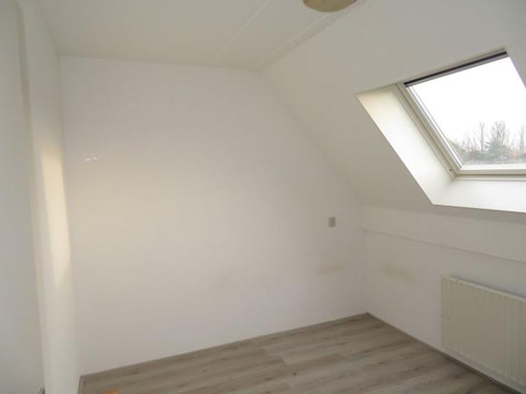 Family home with 3 bedrooms and attic - Image 6