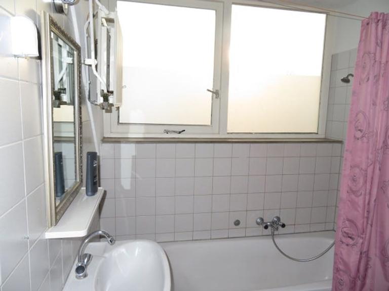 Family home with 3 bedrooms and attic - Image 7