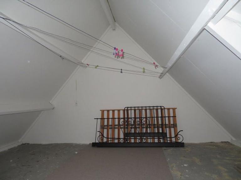 Family home with 3 bedrooms and attic - Image 8