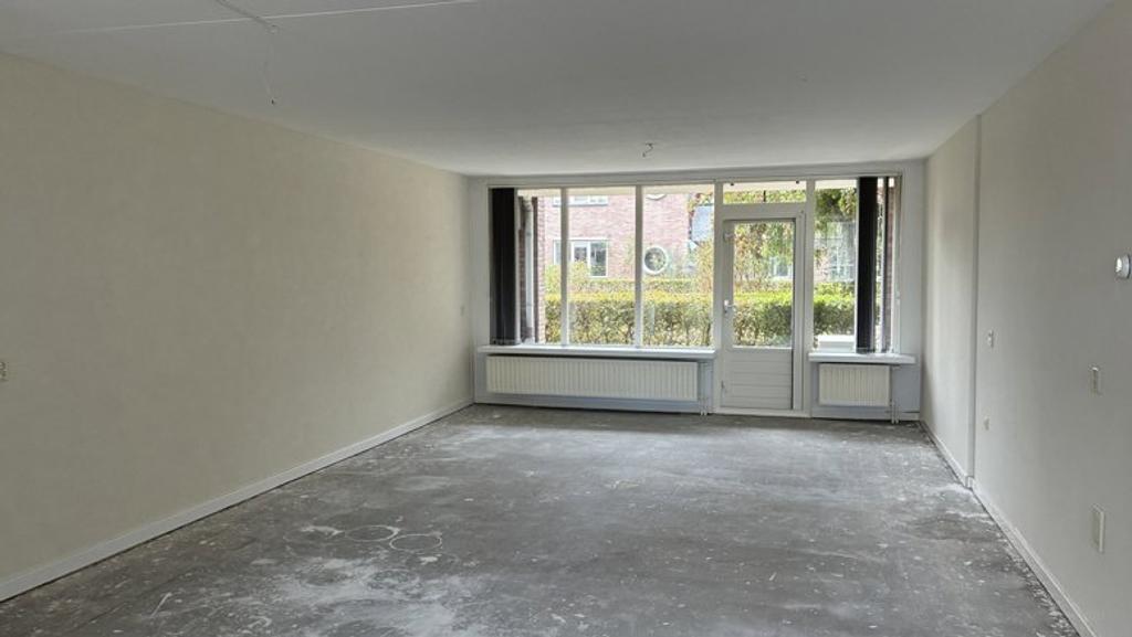 103 m² of living space with marina views - Image 2