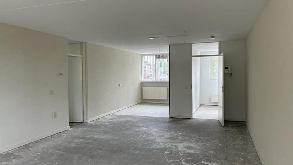 103 m² of living space with marina views - Image 3