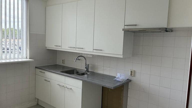 103 m² of living space with marina views - Image 4